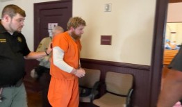 阿拉巴马州一名男子声称他射杀了妻子和4个孩子，因为“电视让他杀死他的家人”，特工作证