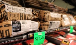 派对在猪：猪摇在莫比尔的欢呼声中打开一个展示