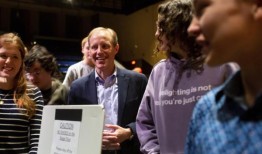 随着社交媒体的护栏逐渐消失，人工智能深度造假成为主流，专家们警告说，这可能会对选举产生影响