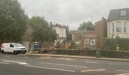 邻居们听到“砰”的一声，然后正在翻新的房子就倒塌了