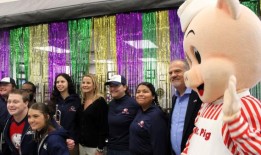 派对在猪：猪摇在莫比尔的欢呼声中打开一个展示