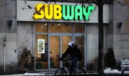 顾客用三明治攻击地铁工作人员，因为他没有把一英尺长的三明治切成两半