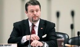 阿肯色州共和党人希望暂停向图书馆提供资金，并向图书馆委员会确认