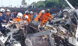 马来西亚海军直升机在空中相撞，造成10人死亡